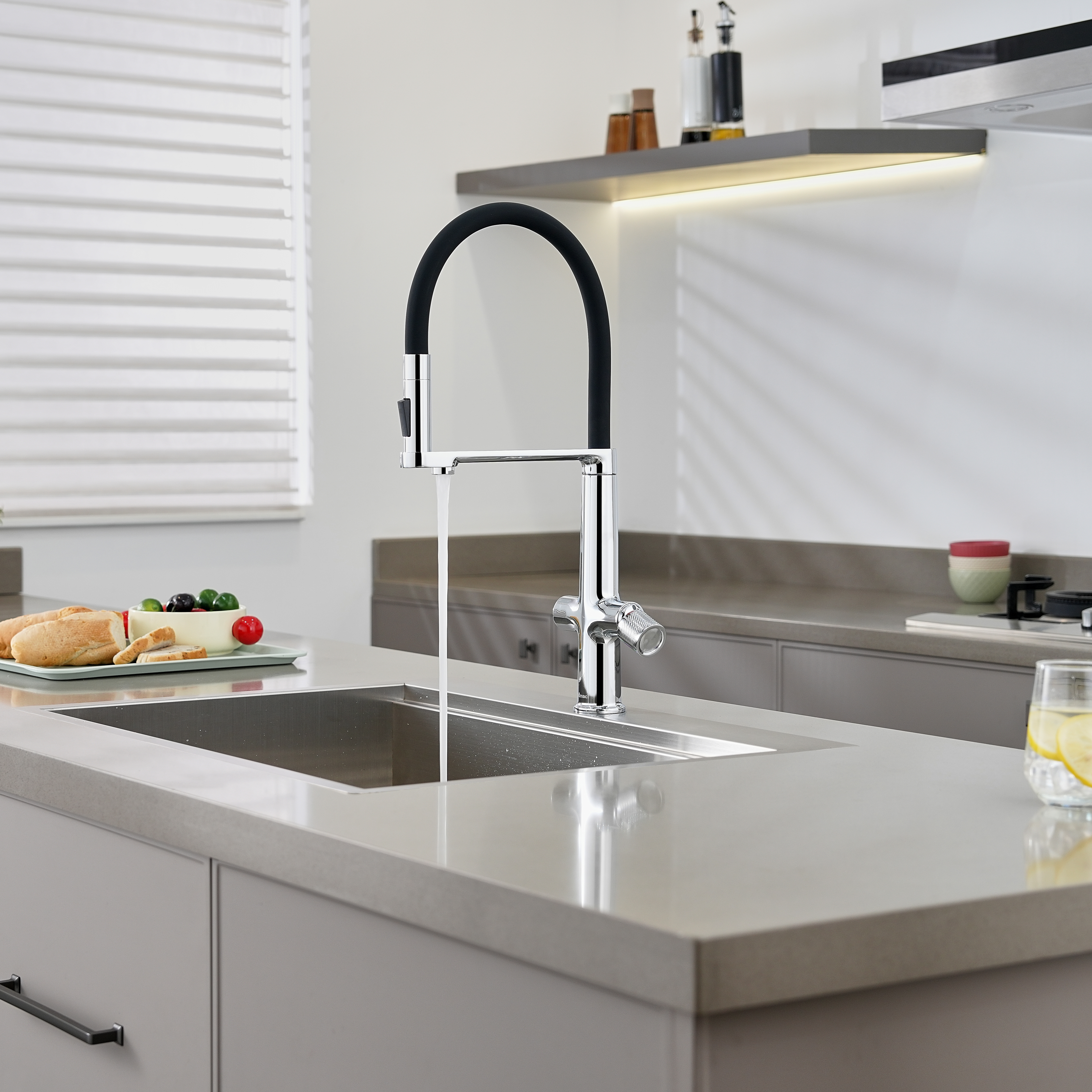 Смеситель для кухни Domaci Римини D569223CR хром, черный, латунный, рычажный, с гибким изливом купить в Тамбове